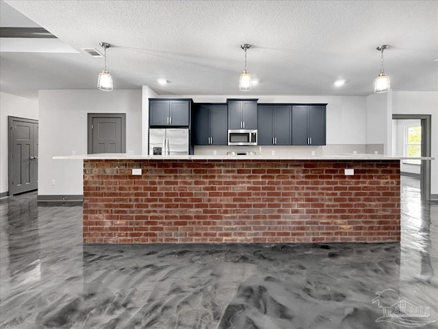 kitchen featuring stainless steel appliances, a large island, a breakfast bar, and hanging light fixtures