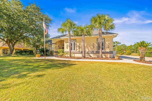 view of front of property featuring a front yard