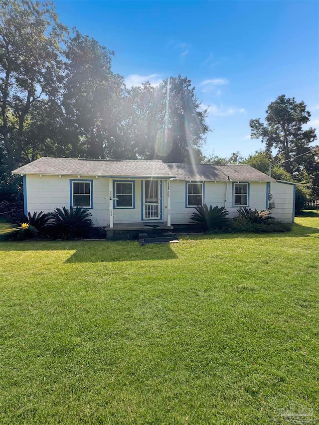 single story home featuring a front lawn