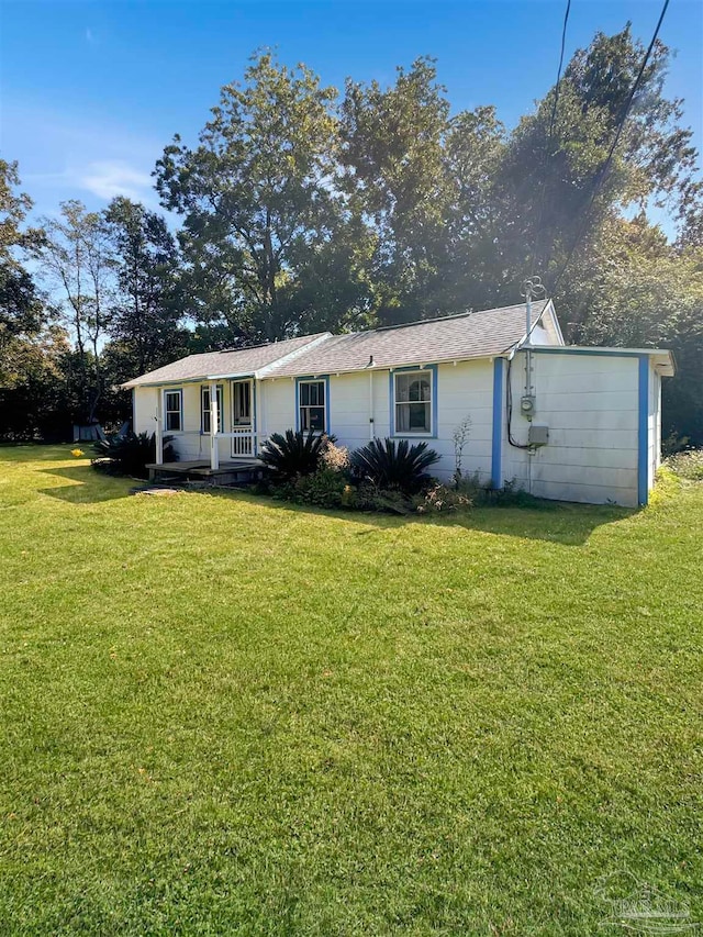 single story home featuring a front lawn