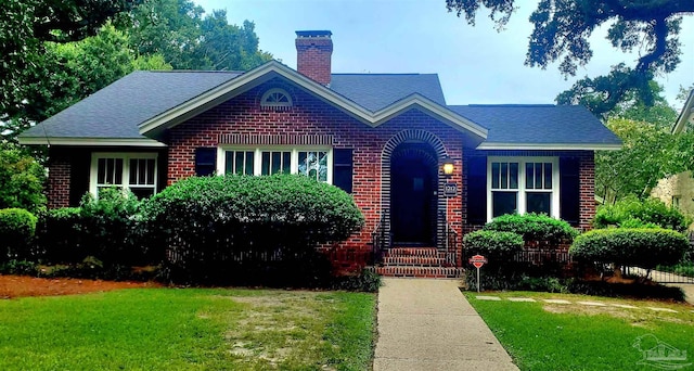 view of front of house featuring a front lawn