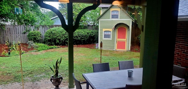 view of yard featuring a storage shed