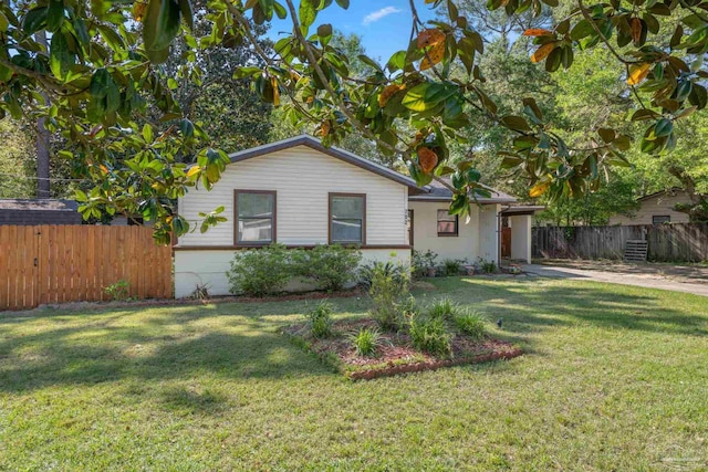 702 Beauvais Rd, Pensacola, FL 32505 - view of front facade featuring a front yard and fence