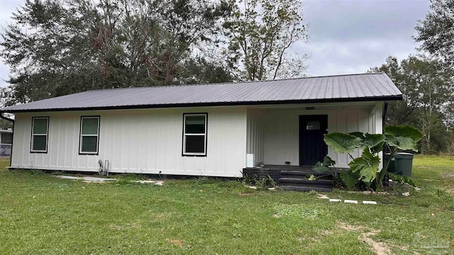 view of front of home with a front lawn