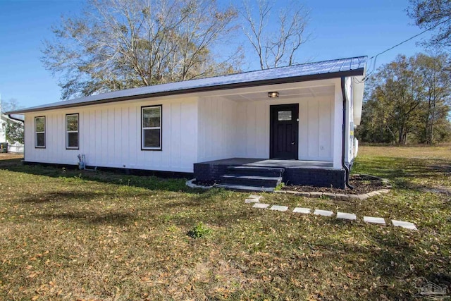 view of front of property with a front lawn