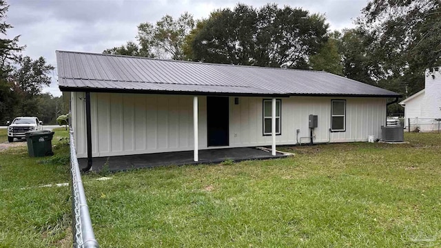 view of front facade featuring a front yard and central AC