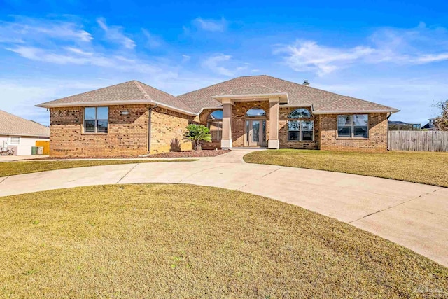 view of front facade featuring a front yard