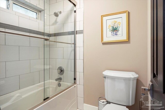 full bath with toilet and enclosed tub / shower combo