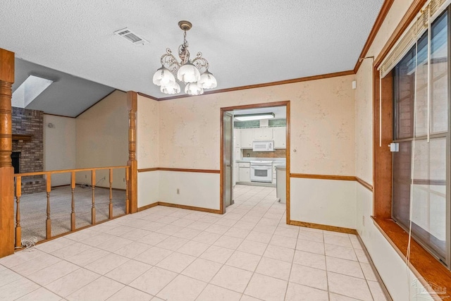 spare room featuring a textured ceiling, ornamental molding, a chandelier, and light tile patterned flooring