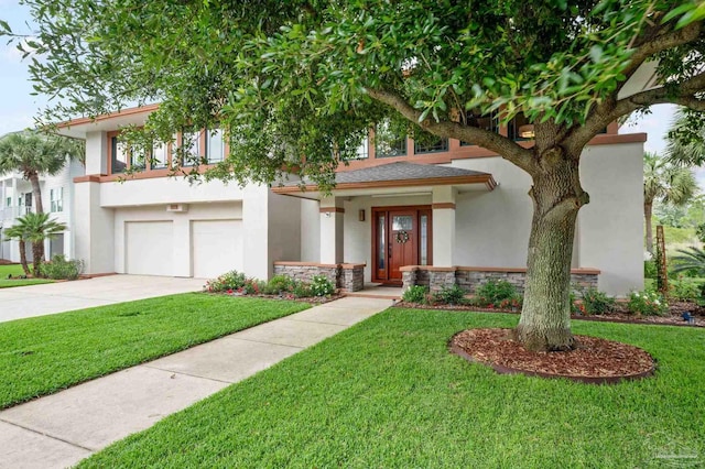 view of front of home featuring a front yard and a garage