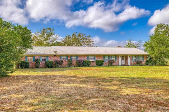 single story home featuring a front yard