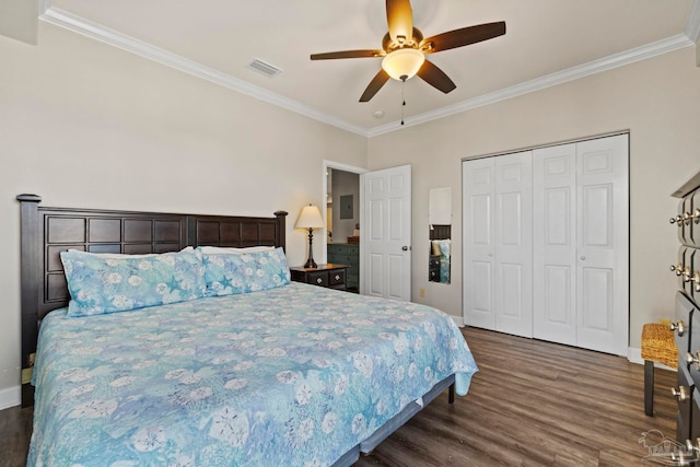 bedroom with visible vents, ornamental molding, dark wood finished floors, a closet, and ceiling fan