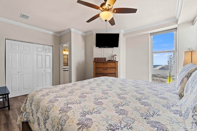 bedroom featuring visible vents, dark wood-type flooring, a textured ceiling, crown molding, and ceiling fan