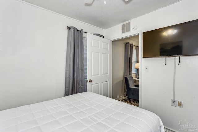 bedroom featuring a textured ceiling and ceiling fan