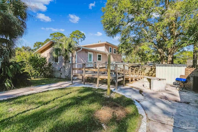 back of house featuring a yard