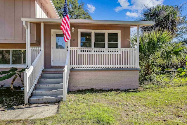 view of front facade featuring a porch and a front yard