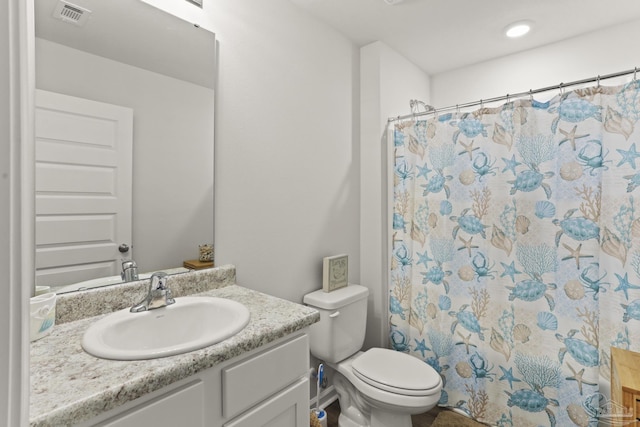 full bath with toilet, recessed lighting, vanity, visible vents, and a shower with curtain