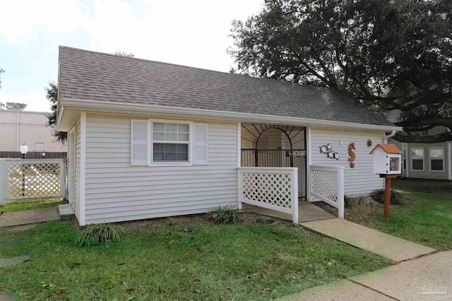 view of front facade featuring a front yard