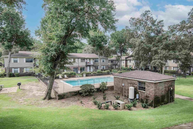 view of swimming pool featuring a lawn