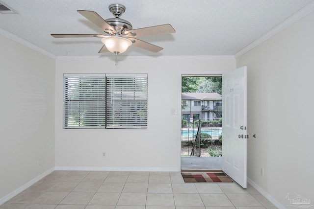 empty room featuring light tile patterned flooring, ornamental molding, and ceiling fan