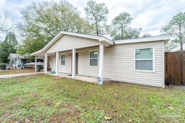 view of front of property featuring covered porch and a front lawn