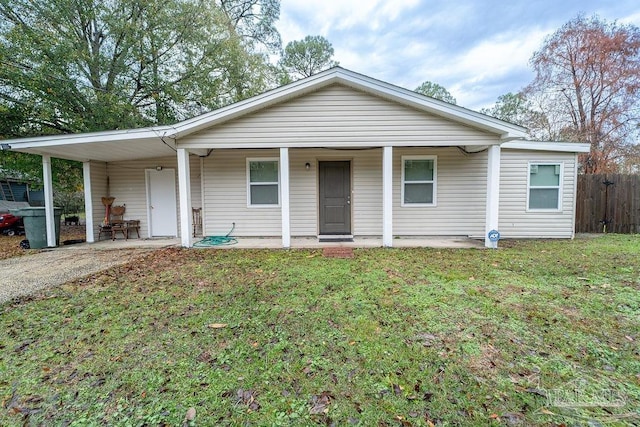 ranch-style home featuring a front lawn