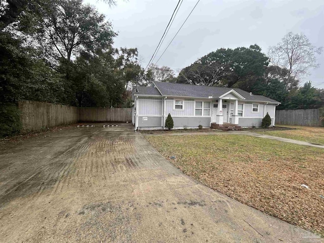 view of front of property featuring a front yard