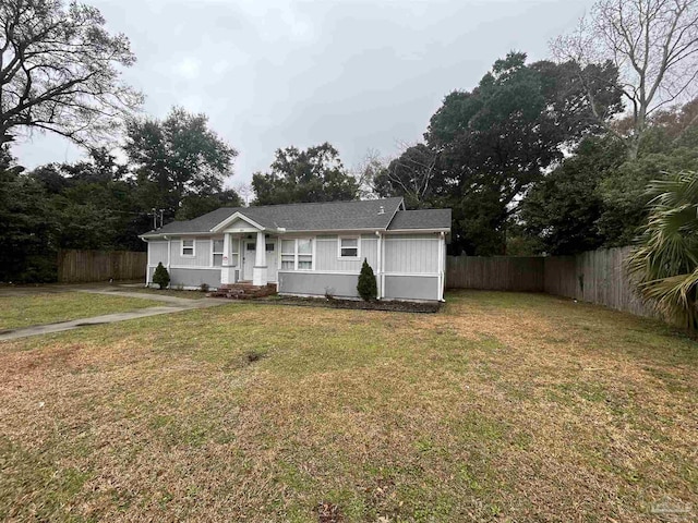 view of front of house featuring a front yard