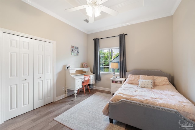 4282 Walden Way, Gulf Breeze, FL 32563 - bedroom featuring light wood finished floors, crown molding, a closet, ceiling fan, and baseboards