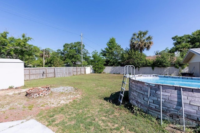 view of yard featuring a fenced in pool