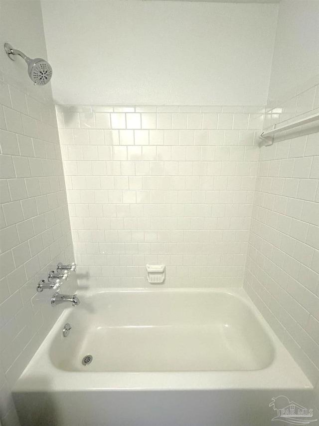 bathroom with tiled shower / bath