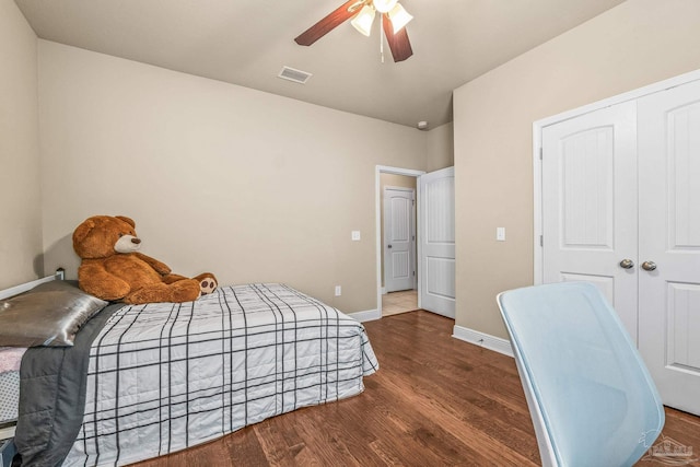 bedroom featuring ceiling fan, dark hardwood / wood-style flooring, and a closet