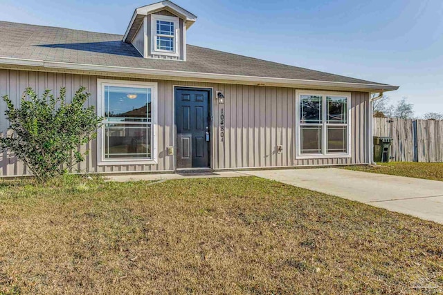 view of front of home with a front lawn