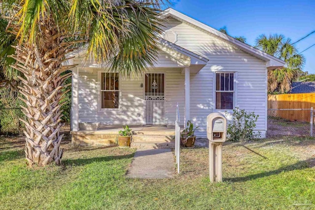 view of front of property featuring a porch and a front lawn