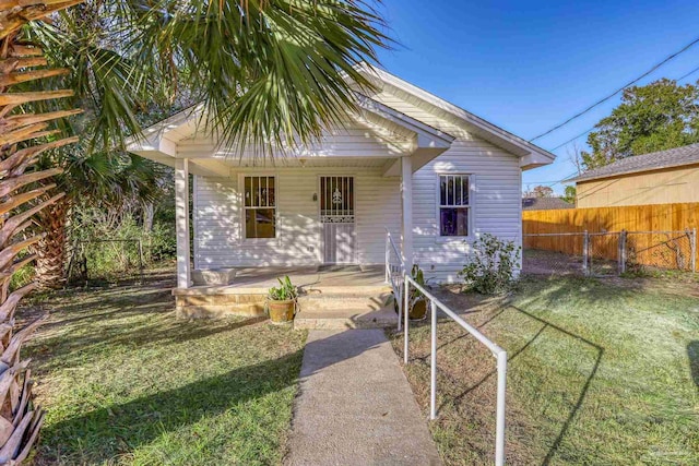 view of front of property featuring a front lawn