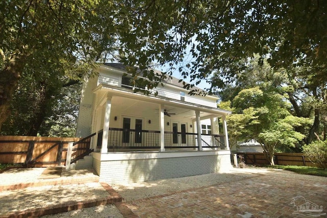 view of front facade featuring ceiling fan and a patio