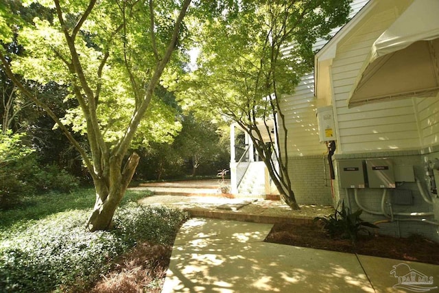 view of yard featuring a patio