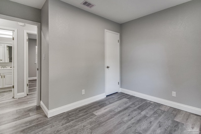 unfurnished room with light hardwood / wood-style floors