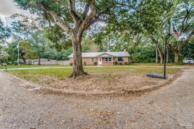 single story home featuring a front yard