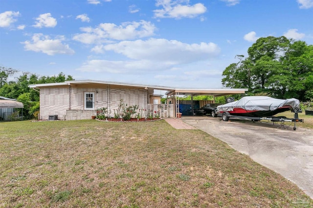 view of front of property featuring a front lawn, driveway, and central air condition unit