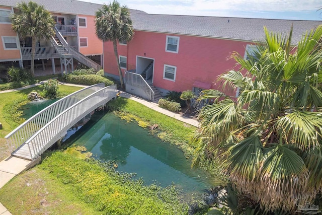 view of swimming pool featuring a yard