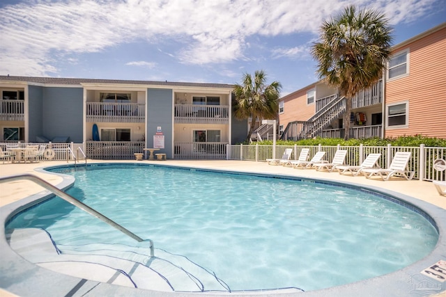 view of swimming pool