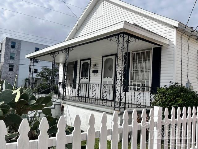 view of front of property featuring covered porch