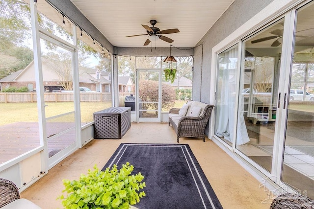 sunroom with ceiling fan