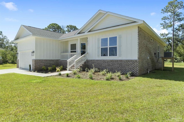 view of front facade featuring a garage and a front lawn