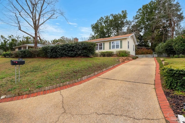 view of front of property featuring a front yard