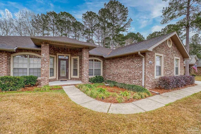 view of front of property featuring a front lawn