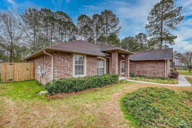 ranch-style home featuring a front lawn