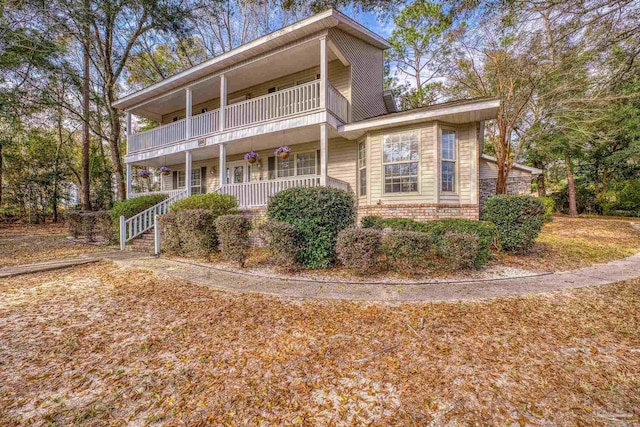 view of front of home featuring a balcony