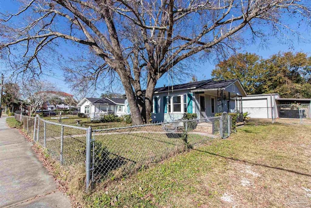 single story home with a front lawn